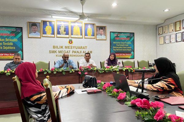lawatan-smk-megat-panji-alam-bapa-angkat-sekolah (1)